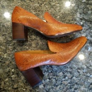Patricia Nash Bendetta Tan Tooled Leather Heel